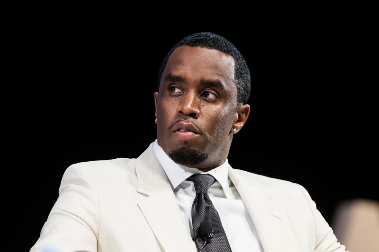 Рэпер P Diddy может быть досрочно освобождён сообщает телеканал ABC News со ссылкой на данные Федерального бюро тюрем США По информации издания музыкант сможет пройти программу лечения от зависимости от запрещённых веществ что позволит сократить срок его наказания на один год vesti az