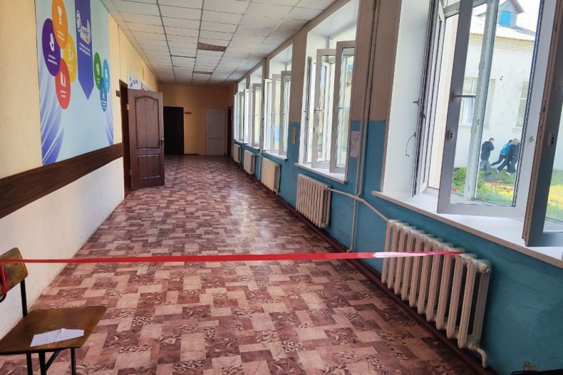 В образовательных организациях Свердловска прошли всероссийские учения по антитеррору В 36 образовательных организации Свердловского муниципального округа прошли всероссийские учения по антитеррористической безопасности. «Цель подобных учений – обеспечения готовности сотрудников охраны, персонала и обучающихся объектов территорий общеобразовательных организаций, организаций среднего профессионального образования, а также готовности работников объектов территорий , предназначенных для организации детей и их оздоровления, в случае захвата заложников и при получении сигнала гражданской обороны», - отметили организаторы. В каждой организации были проведены инструктивно-методические занятия и практические мероприятия. Для сотрудников и участников учений была проведена лекция и подробный инструктаж. Во время мероприятий был отработан алгоритм действий для каждого, находящегося на территории учреждения во время возможного террористического захвата. Подробнее читайте на САЙТЕ