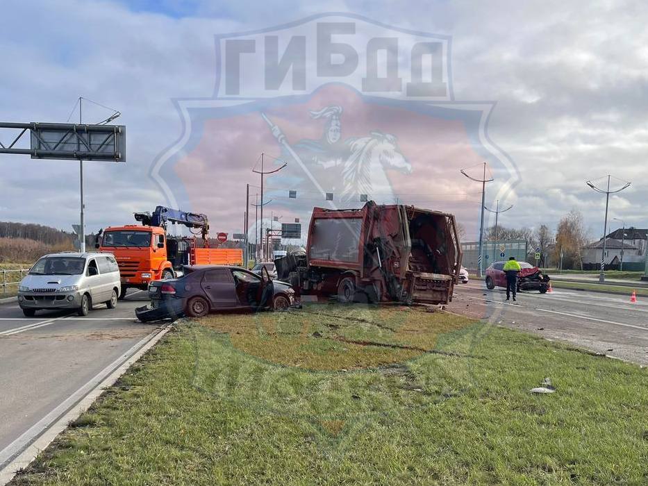 В ДТП в ТиНАО 1 человек погиб и 3 пострадали    По предварительным данным в деревне Марьино, в районе пересечения шоссе Ракитки и улицы Харлампиева, водитель автомобиля "Фольксваген" выехал на перекресток на запрещающий сигнал светофора и совершил столкновение с грузовым автомобилем "МАЗ", который совершает столкновение с автомобилем "Хавал", с последующим наездом на мачту городского освещения  В результате дорожной аварии от полученных травм водитель "Фольксвагена" скончался на месте, водитель и пассажир грузового автомобиля, а также пассажир автомобиля "Хавал" получили травмы различной степени тяжести    Сотрудники Госавтоинспекции и следственно-оперативной группы работают на месте происшествия. Устанавливаются все обстоятельства