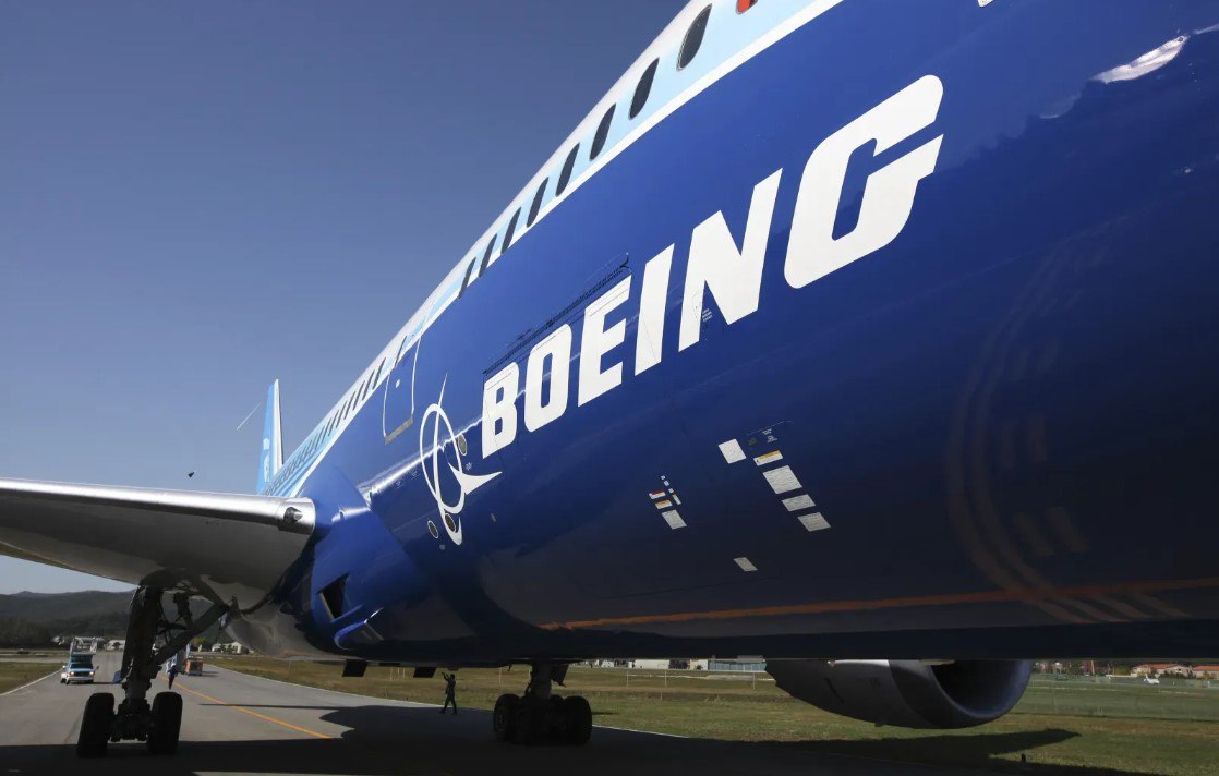В прошлом месяце Boeing поставил 60 самолетов. Это максимальный показатель с декабря 2023 года. Компания стремится увеличить выпуск своих самых продаваемых реактивных самолетов 737 Max после ряда проблем с производством и безопасностью полетов. Помогла поддержка Пекина: из шестидесяти новых июньских лайнеров, восемь отправились в Китай, который возобновил их закупки после того, как президент Дональд Трамп и китайский лидер Си Цзиньпин отказались от открытого обсуждения пошлин.