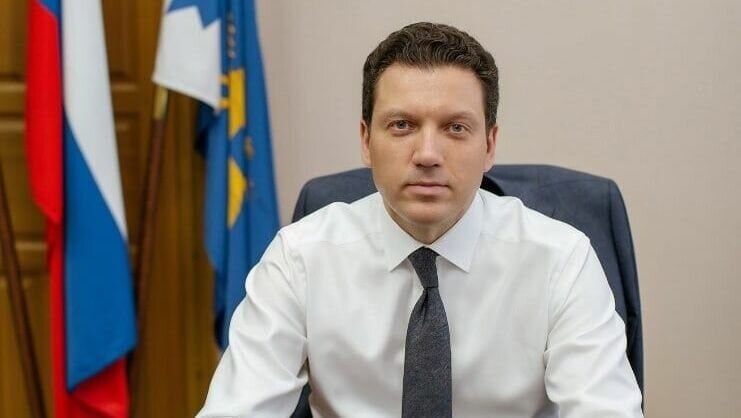 Экс мэр Салавата Игорь Миронов осужден на 3 года колонии за превышение полномочий Стерлитамакский городской суд признал бывшего градоначальника виновным в заключении концессионного соглашения с ООО АСТ без конкурса в 2020 году В обход закона он передал коммерческой компании муниципальные электрические сети Помимо лишения свободы суд запретил экс чиновнику занимать руководящие должности на муниципальной службе в течение 2 5 лет После оглашения приговора он взят под стражу в зале суда Честно говоря ВК MAX подписывайтесь