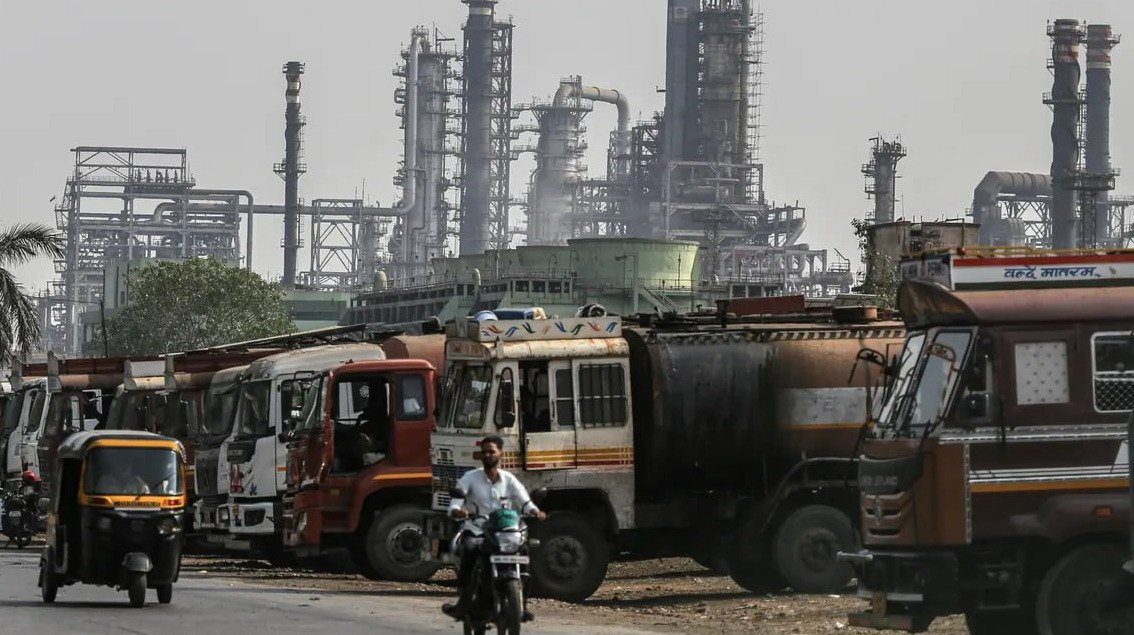 Индия усилила контроль за закупками российской нефти ради сделки с США Индия впервые обязала нефтепереработчиков предоставлять еженедельные данные о закупках нефти из России и США для переговоров с Вашингтоном передает ArbatMedia   Прислать новость