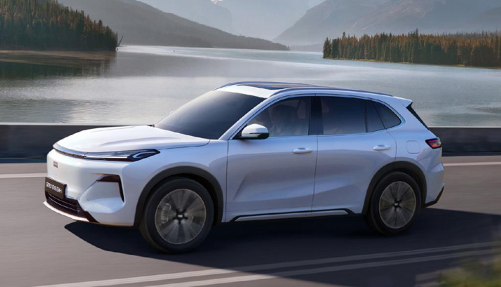 Объявлена цена на Geely EX5 EM i Гибридный подключаемый кроссовер Geely EX5 EM i в базовой комплектации Pro оценён в 3 569 990 рублей а с учётом скидки за трейд ин в 3 319 990 Старшая комплектация Max стоит от 3 869 990 рублей или от 3 619 990 с трейд ином Для сравнения полностью электрический EX5 обойдётся покупателю минимум в 4 099 990 рублей без учёта трейд ина который составляет для неё 200 000 О комплектациях мы уже рассказывали детально Коротко напомним что уже в начальной версии гибрид EX5 EM i с пиковой мощностью 218 сил и налоговыми 167 силами оснащён мультимедийной системой с дисплеем на 15 4 дюйма климат контролем адаптивным круизом камерой заднего вида зимним пакетом шестью подушками безопасности системами курсовой устойчивости удержания в полосе функцией питания внешних устройств и многими другими полезными вещами Комбинированный расход топлива составляет 2 4 л 100 км суммарный запас хода 943 км запас хода только на электротяге 111 км батарея 18 4 кВт ч