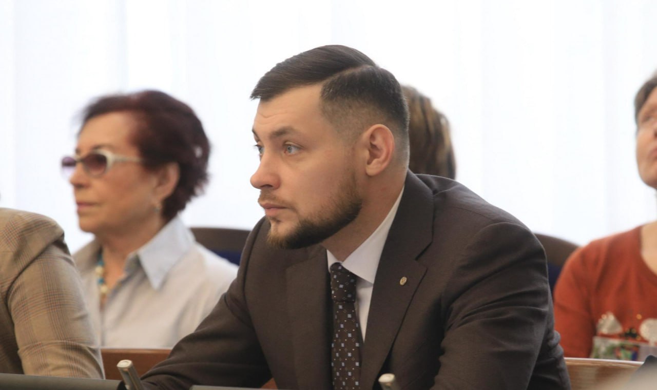 Нового главу Октябрьского района назначил мэр Максим Кудрявцев Руководить администрацией Октябрьского района Новосибирска будет бывший депутат Дмитрий Колпаков Соответствующее распоряжение подписал мэр Максим Кудрявцев Он напомнил что Дмитрий Викторович в горсовете занимал должность заместителя председателя комиссии по контролю за исполнением полномочий органов местного самоуправления С 2024 года работал первым заместителем главы администрации Кировского района Уверен его управленческий опыт и знание городской системы помогут эффективно решать задачи написал мэр Кудрявцев в своём Telegram канале К новым обязанностям Дмитрий Колпаков приступил в четверг 13 ноября Подписаться на канал