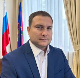 Губернатор Кубани недоволен работой своего зама по строительству и предложил ему покинуть пост - Предложил своему заместителю Александру Нестеренко на фото покинуть пост. Он курировал строительную сферу региона, которая за последнее время не показала результатов. После вчерашней ситуации с поликлиникой в Курганинске, где идёт отставание от срока сдачи объекта на 8 месяцев, провел совещание по всем социальным стройкам в крае. Из 149 объектов, а это поликлиники, школы, детские сады, больше половины идут со значительным отставанием от графика, - написал у себя в ТГ-канале глава Кубани Вениамин Кондратьев. Человек, не показывающий результатов, не может продолжать работу на таком ответственном посту, - резюмировал Вениамин Кондратьев. В должности вице-губернатора Нестеренко не проработал и года. Его утвердили на этот пост 10 июля 2024 года