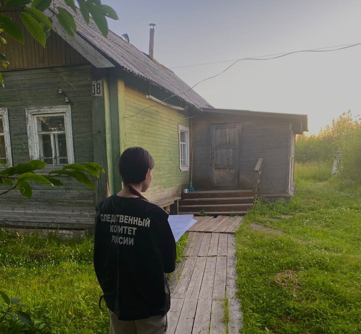 Житель Плесецкого района подозревается в причинении смерти местному жителю Региональными следственными органами СКР возбуждено уголовное дело в отношении 41-летнего жителя Плесецкого района, подозреваемого в совершении преступления, предусмотренного ч.4 ст.111 УК РФ умышленное причинение тяжкого вреда здоровью, опасного для жизни человека, повлекшее по неосторожности смерть потерпевшего . Следствием установлено, что в ночь на 16 июля 2025 года в частном доме в поселке Обозерский подозреваемый, находясь в состоянии алкогольного опьянения, в ходе возникшего конфликта нанес удары руками по голове 54-летнему мужчине, после чего столкнул его с крыльца дома. Пострадавший скончался через несколько дней в результате полученной черепно-мозговой травмы. В ходе допроса подозреваемый пояснил следователю, что потерпевший на поминках слишком много выпил, поэтому он стал отправлять того домой. Последний не хотел уходить, на замечания не реагировал, поэтому он применил к нему физическую силу и перетащил на крыльцо дома. Ведётся следствие.