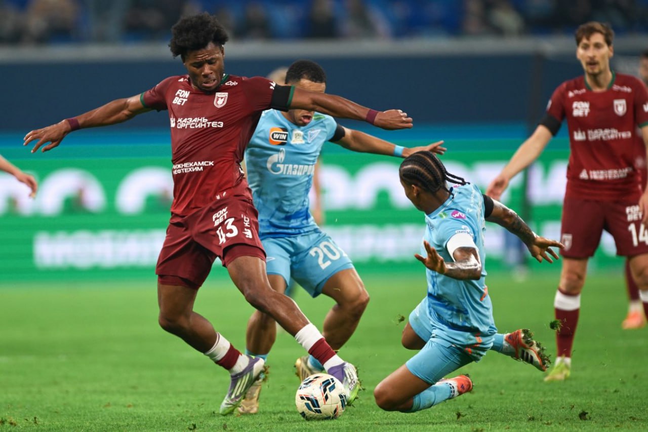 Зенит вернулся на третью строчку в РПЛ обыграв Рубин Встреча команд из Санкт Петербурга и Казани закончилась со счётом 1 0 Единственный гол на матче 17 го тура РПЛ был забит игроком Зенита Нино Это позволило команде подняться на третье место в турнирной таблице набрав 36 очков Столько же у московского ЦСКА который занимает вторую строчку Лидер команда Краснодар с 37 баллами Рубин опустился на седьмую позицию Подписаться на Говорит Москва Telegram VK MAX