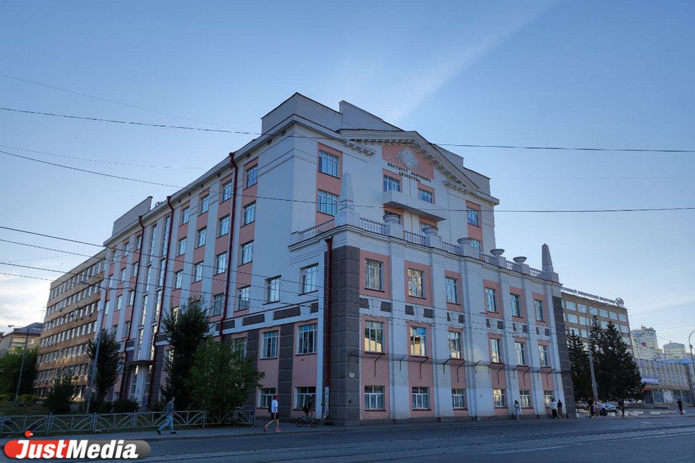Администрация Екатеринбурга планирует благоустроить территорию расположенную вдоль УрГЭУ по 8 Марта а также по Народной Воле на участке от 8 Марта до Университетского переулка На эти цели согласно сайту Госзакупок направят 94 2 млн рублей Завершить работы необходимо до 10 августа 2026 года На указанной территории пройдут земляные работы вертикальная планировка обустройство покрытий установка малых архитектурных форм Также участок озеленят и установят наружное освещение и систему видеонаблюдения Кроме того в ТЗ упоминается создание цифровой инфраструктуры Заказчик работ Управление капитального строительства Екатеринбурга а деньги на их выполнение выделят из бюджета города justmediaru
