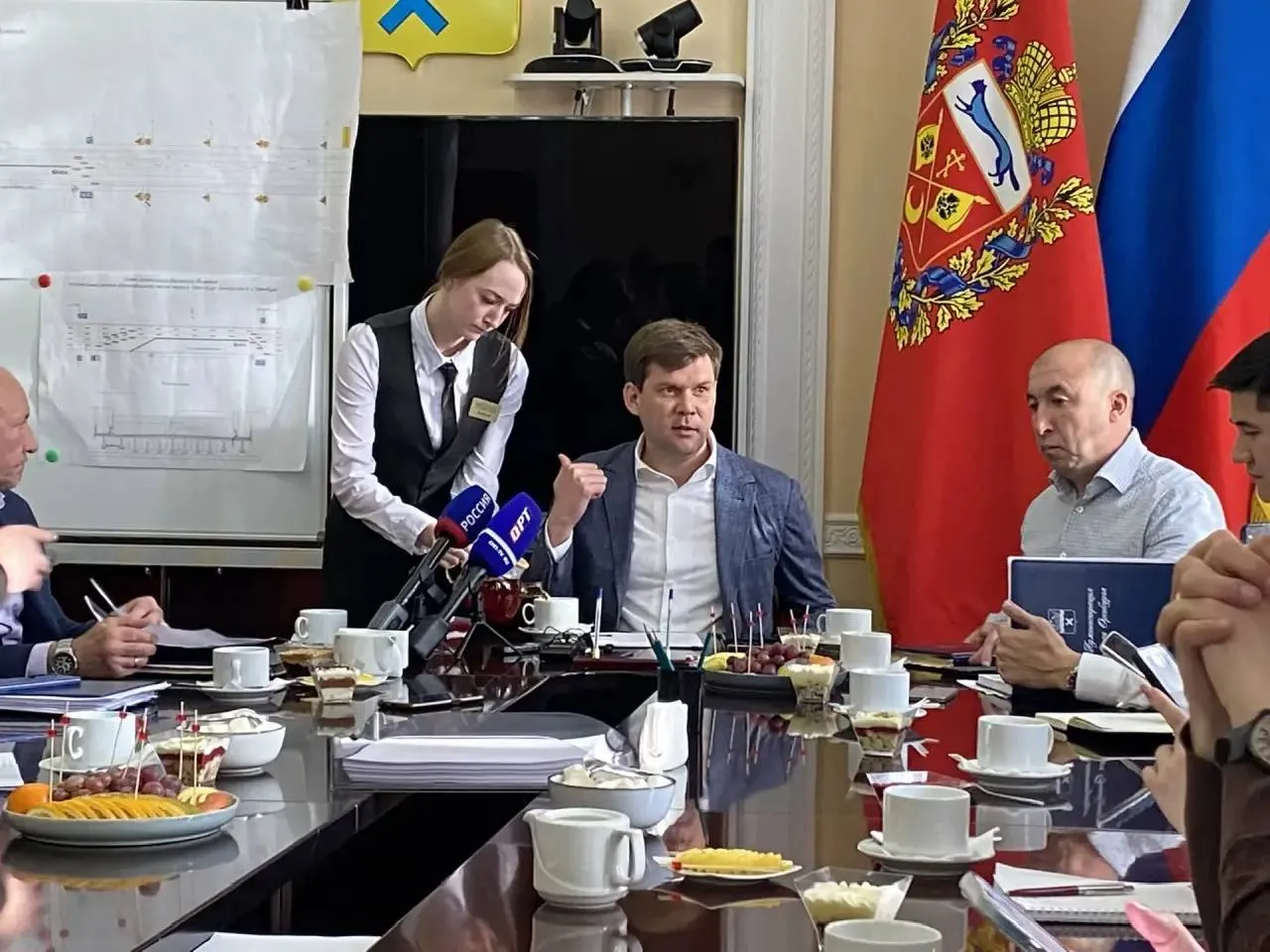 Летом в Оренбурге могут появиться новые троллейбусы Про Авто Об этом во время брифинга заявил глава города Альберт Юмадилов По его словам работа в этом направлении идет По решению вопроса с троллейбусами у города два пути отметил мэр Лизинг сами и федеральная поддержка В администрации решили идти по обоим путям Собрали документы запросили финансирование Позже замглавы по экономике Дмитрий Мусин скажет что более приемлемо Есть вероятность что новые троллейбусы появятся летом Как рассказал Юмадилов он осмотрел маршрут 4 и там все грустно надо ремонтировать контактную сеть Так что финансы городу понадобятся и на это Сайт Telegram VK Max 16 oren4oren