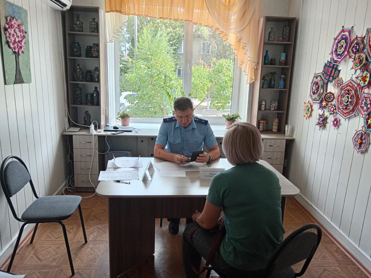 Заместитель прокурора Волгоградской области А.В. Чубыкин провел личный выездной прием граждан в Камышинском районе  Заместитель прокурора Волгоградской области Александр Викторович Чубыкин провел личный выездной прием граждан в ГКУ СО «Камышинский центр социального обслуживания населения». В основном обратившихся на прием граждан интересовали вопросы ЖКХ и пенсионного обеспечения. Отдельные заявители сообщили о возникающих на практике проблемах при исполнении социальных контрактов. Рассмотрение поступивших в ходе личного приема обращений взято заместителем прокурора региона на личный контроль