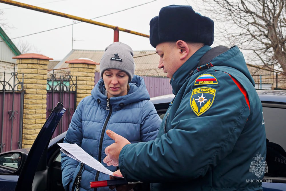 Пожар — не шутка: сотрудники МЧС России провели рейд в Мангуше  Представители Госпожнадзора напомнили местным жителям о важности соблюдения правил пожарной безопасности.  Рита Александровна всегда выключает электроприборы, когда уходит из дома, и в теплое время года косит сухую траву во дворе.   «Огонь может вспыхнуть мгновенно и добраться до жилья. Лучше предотвратить пожар, чем горевать о его последствиях», — добавляет местная жительница.  Работникам местного дома культуры инспекторы показали, как пользоваться огнетушителем. Всё просто:   сорвать пломбу;  выдернуть чеку;  направить на огонь;   нажать рычаг.   Главное – своевременно обслуживать баллон и проверять его исправность.    Безопасность начинается с тебя!    МЧС ДНР   МЧС России