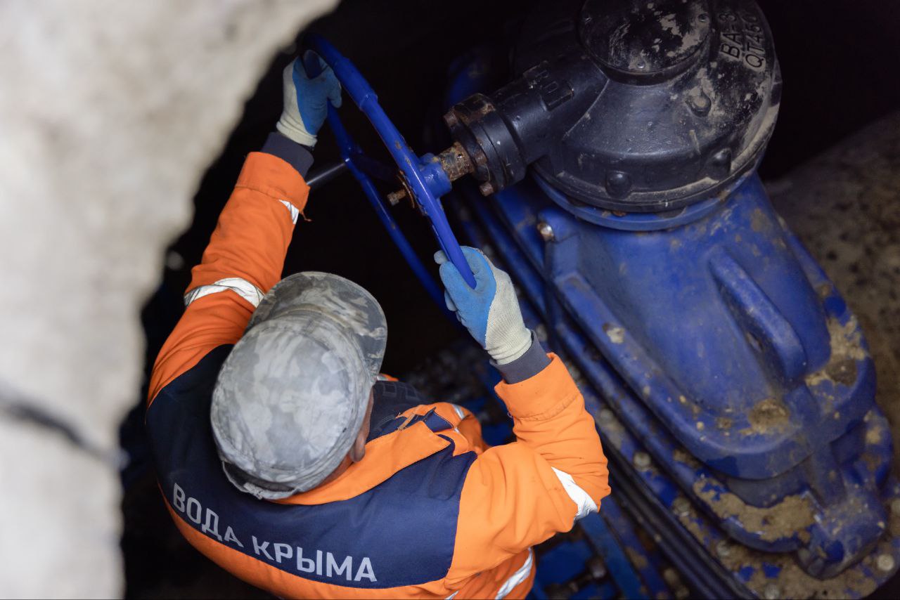 В Крыму реализуется масштабная программа модернизации сетей водоснабжения в рамках которой в ближайшие годы будет построено и реконструировано 9 объектов общей протяженностью более 140 км Объем финансирования мероприятий программы превышает 11 млрд рублей В прошлом году была проведена реконструкция более 19 км магистральных водоводов в Керчи В текущем году запланирован ввод в эксплуатацию водовода до очистных сооружений Петровские скалы в Симферополе и городского водовода в Евпатории Строительство насосной станции и водовода для подачи воды на Сокольские блоки фильтровальных станций БФС в Ленинском районе будет завершено в 2027 году Еще 2 объекта будут реализованы в 2028 году Это реконструкция магистрального водовода от очистных сооружений Приятное свидание до насосной станции на ул Маршала Жукова в Симферополе и подключение Ленинских и Щелкинских БФС к насосной станции Семисотка Завершающим этапом программы станет ввод в эксплуатацию в 2030 году дублирующих водоводов Ялта Форос и Ялта Артек а также водовода Ялта Симеиз Проект реализуется в рамках государственной программы Социально экономическое развитие Республики Крым и города Севастополя