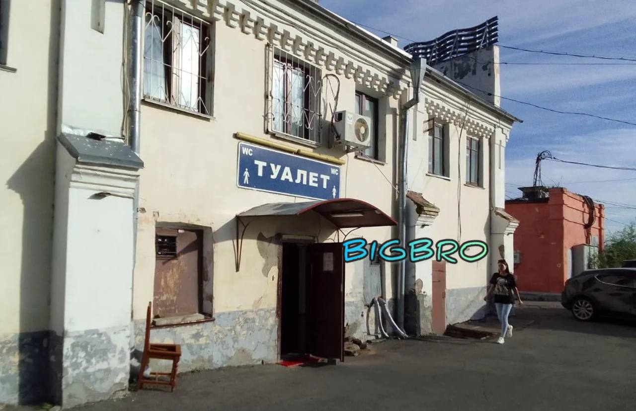 На набережной откроют бесплатные туалеты - мэрия   Просьбы хабаровчан и гостей города разобраться с проблемой нехватки туалетов на набережной услышаны.   Туалета на речном вокзале недостаточно, если учесть многокилометровую протяженность береговой зоны. В связи с этим в правительстве края объявили, что скоро откроются два новых санузла, причем бесплатных, которые будут доступны в том числе для маломобильных граждан.  Сейчас на набережной работают несколько туалетов: в здании речного вокзала, у лестницы на Шевченко и у южной трибуны стадиона имени Ленина. Все они расположены достаточно далеко друг от друга, при этом не всегда открыты, а о чистоте внутри порой и говорить не приходится. Доходит до того, что некоторые справляют нужду в кустах или в закутках на прогулочных ярусах, где можно спрятаться от чужих глаз.   Любители пробежек и прочие спортсмены тоже говорят о том, что во время пробежек по набережной устали искать уборную поблизости. Люди готовы платить за посещение санузла, лишь бы там было убрано, а еще он работал ранним утром, и его не приходилось искать по всей территории.  В правительстве края объявили, что скоро вопрос частично решится: запланировано открытие двух новых туалетов в районе лестницы на Серышева. Сейчас ищут организацию, которая будет следить за их чистотой.      / реклама
