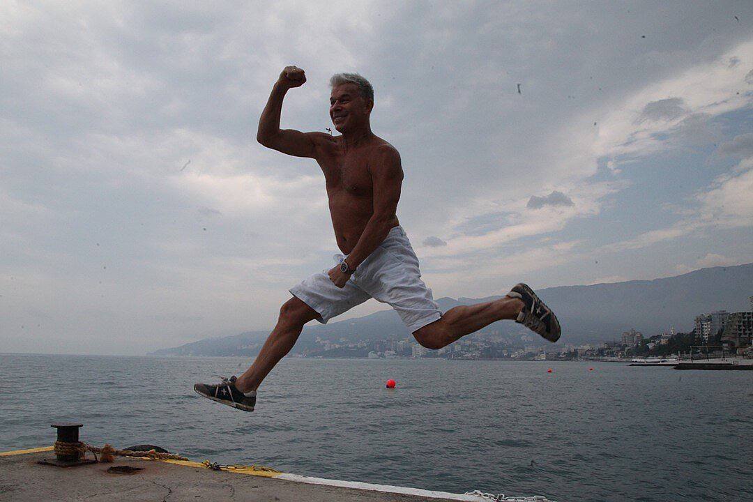 Олегу Газманову врачи запретили делать фирменные сальто шпагат и даже тренироваться врачи рекомендовали забыть о спорте из за серьёзных проблем с суставами пишет Mash