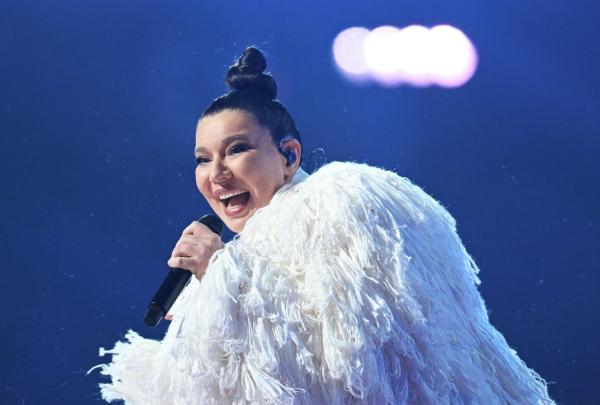 Певица Ёлка отказалась от украинского гражданства Елизавета Иванцив получила российский паспорт Об этом сообщает издание Life По его информации исполнительница оформила документы незадолго до свадьбы с певцом Рожденом Ануси Отмечается что ранее украинское гражданство создавало певице сложности при ведении бизнеса в России Срок действия её документов истёк однако обновить их она не смогла из за начала специальной военной операции Официальных комментариев от самой исполнительницы по этому поводу пока не поступало Подписаться на Говорит Москва Telegram VK MAX