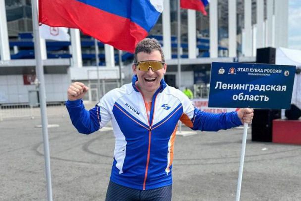 Два спортсмена из Ленобласти завоевали золото и бронзу на всероссийском соревновании по лыжероллерам Иван Жилинский стал первым спортсменом из Ленобласти, забравшим первенство на Первом этапе Кубка России по лыжероллерам в Нижнем Новгороде. На пьедестале победителей чуть ниже встал его земляк – Павел Макаров из Выборга, получивший бронзовую медаль. Они участвовали в спринте на 200 метров. "От всей души поздравляю Ивана с этой знаменательной победой! Мы гордимся нашими спортсменами, которые доказывают – Ленинградская область возвращает себе лидерские позиции в лыжном спорте", – заявил губернатор 47-го региона Александр Дрозденко. По словам главы Ленобласти, сейчас ведется работа по возрождению спортивных традиций региона. Он отметил, что первые результаты уже есть, а дальше будут новый победы. "Завтра наших спортсменов ждет не менее захватывающий масс-старт. Болеем за наших!" – добавили в пресс-службе областного правительства. пресс-служба правительства Ленобласти