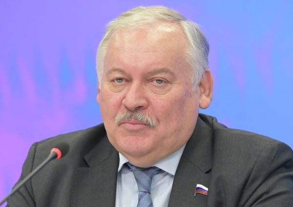 Депутат Затулин раскритиковал идею ограничить доступ непривитым от кори детям мигрантов в школы Условия для допуска к занятиям должны быть одинаковыми для всех учащихся. Такое мнение в эфире радиостанции «Говорит Москва» выразил первый зампред комитета Госдумы по делам СНГ, евразийской интеграции и связям с соотечественниками Константин Затулин. Я бы хотел задать этому специалисту вопрос: тем у нас в стране, которые не привиты, он тоже запретит вход в школу? Всё равно надо в школу их пустить и там привить. Точно так же и с детьми мигрантов — их надо пустить и привить. А если вы будете по этому принципу — раз они иностранцы и не привиты, значит, не пускать, а наши не привиты — ну, это ж наши, пускай ходят. Полное интервью читайте на сайте.