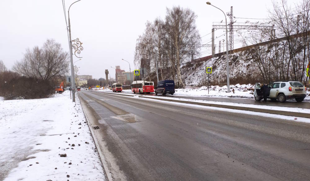 В Перми отремонтируют участок улицы Ленина у железнодорожного вокзала   В этом году в Перми стартует ремонт участка улицы Ленина, соединяющего центральную часть города с вокзалом «Пермь II». Это около  500 метров от площади Гайдара до железнодорожного вокзала.  Как сообщает минтранс, подрядчиком выступит компания «АБЗ № 1». В проекте предусматривается обновление дорожного полотна, восстановление тротуаров, реконструкция верхних строений колодцев и нанесение новой разметки.   Все работы будут проведены по современным стандартам, обеспечивая удобство и безопасность для водителей и пешеходов.     >