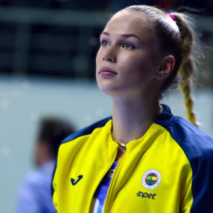 Польша отказала российской волейболистке Фенербахче в выдаче визы Из за ограничений введенных Польшей в отношении граждан России для поездки нашей спортсменки заявление на шенгенскую визу было подано через другую страну Европы Заявку не одобрили Виза Арины Федоровцевой истекла в конце года а в период праздников оформление новой через альтернативную страну оказалось невозможным уточняется в заявлении Матч группового этапа турнира между Фенербахче и Будовляни состоится в Лодзи во вторник Подписывайтесь на РИА Новости Спорт в MAX