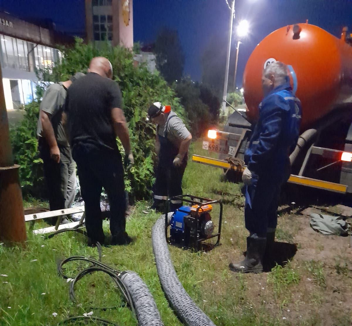 В жару особенно важен труд коммунальщиков: за неделю Леноблводоканал устранил 109 аварий, в 47 случаях — с отключением воды. Засоры устранили на 243 участках канализации. Крупные инциденты в Шлиссельбурге и Волхове ликвидированы оперативно. В Буграх ночью подключили к водопроводу новый детский сад, чтобы не тревожить жителей. Пожалуйста, не поливайте огороды питьевой водой и не набирайте ею бассейны — из-за этого у ваших соседей высыхают краны. В случае аварии звоните: 8 812 409-00-01.