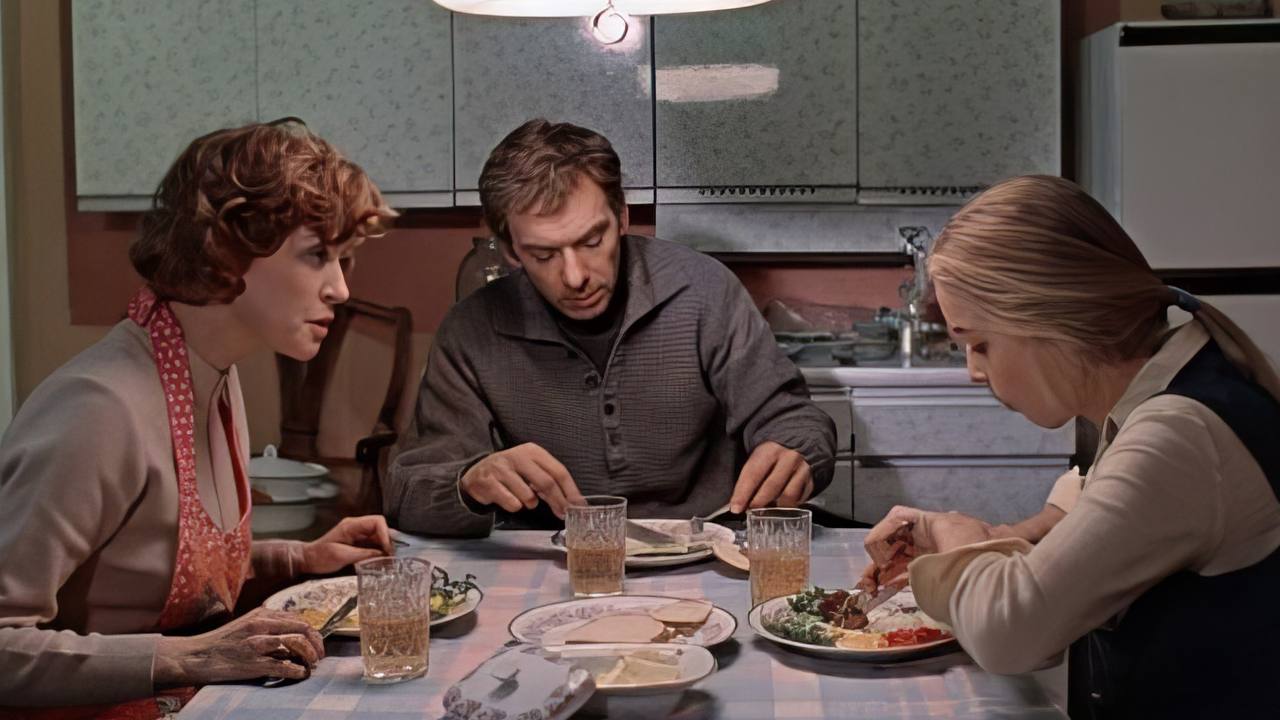 Москва слезам не верит теперь товарный знак Роспатент зарегистрировал такое название до 2033 года пишет РИА Новости Заявителем выступил продюсер Эдуард Ратников который в 2023 году поставил гастрономический мюзикл Москва слезам не верит Изначально заявку отклонили из за названия оскароносной картины Владимира Меньшова но Ратникову удалось оспорить отказ Регистрация товарного знака состоялась в той части услуг которые не оказываются киностудией Мосфильм сообщает агентство кадр из х ф Москва слезам не верит 1979 год Подписаться на Москва 24 Наши каналы Новости в MAX