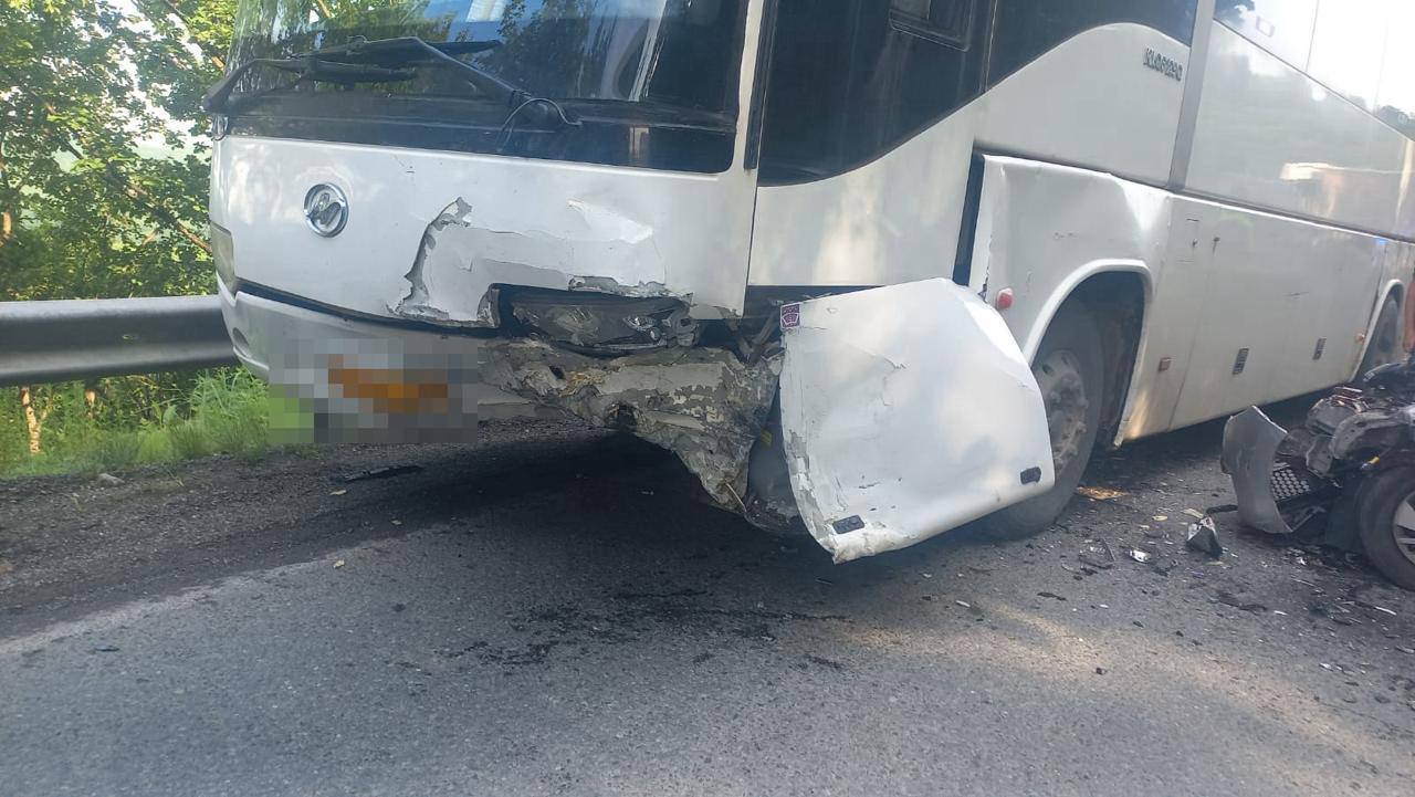 В Находке произошло ДТП с участием пассажирского автобуса в районе Американского перевала. Предварительно установлено, что 44-летняя женщина за рулем автомобиля Хонда Фит, двигаясь со стороны города Артема в направлении Находки, выехала на полосу встречного движения и совершила столкновение с пассажирским автобусом под управлением 61-летнетнего водителя, который двигался во встречном направлении. В результате автоаварии пострадал 26-летний пассажир автомобиля Хонда Фит. Установлено: водитель Хонда Фит получила право управления автотранспортом в 1999 году. Состояния опьянения у нее не выявлено. К ответственности за нарушение ПДД в текущем году женщину не привлекали. Ее привлекли к административной ответственности по статье 12.15 КоАП РФ Нарушение правил расположения транспортного средства на проезжей части дороги, встречного разъезда или обгона и по статье 12.24 КоАП РФ Нарушение Правил дорожного движения, повлекшее причинение легкого или средней тяжести вреда здоровью потерпевшего .
