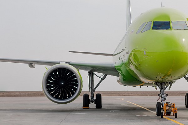 S7 Airlines увеличивает число самолетов с бизнес-классом в своем парке  Авиакомпания S7 Airlines приняла решение о перекомпоновке части самолетов. В рамках соответствующей модернизации парка у авиакомпании увеличится число самолетов с бизнес-классом. Об этом сообщает AVIA.RU.  Как рассказали в авиакомпании, S7 Airlines возвращает салон бизнес-класса на ряд воздушных судов, которые до этого были оборудованы исключительно креслами эконом-класса. Работы проходят в рамках растущего запроса клиентов авиакомпании на высокий уровень сервиса, а также общего роста числа пассажиров корпоративного сегмента.  Всего модификацию пройдут 16 самолетов Airbus A320, которые будут летать на ключевых направлениях S7 Airlines. После завершения работ пассажирам будут доступны 8 кресел бизнес-класса и 156 кресел эконом-класса.  aviaru.net/n276543