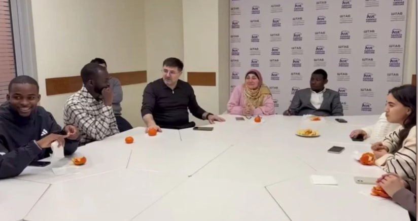 Студенты из 12 стран встретились в Махачкале на викторине Я познаю Россию В Штабе общественной поддержки Единой России в Дагестане прошла познавательная викторина для иностранных студентов Я познаю Россию За одним столом собрались представители 12 государств Бенина Ливии Индии Камеруна Азербайджана Замбии Того Алжира Грузии Сирии Кот д Ивуара и России Этнический состав участников охватил более 20 народов Команды формировались не по вузовскому принципу хотя студенты представляли ДГМУ и ДГУ а по интересам Гости продемонстрировали глубокие знания истории географии и культуры России удивив организаторов и болельщиков Участники живо дискутировали и эмоционально реагировали на объявляемые баллы Особым моментом вечера стало выступление представительницы Замбии прочитавшей стихотворение на русском языке посвящённое российскому солдату Студентка из Грузии и представитель алжирских берберов исполнили песни на родных языках вложив в них нотки тоски по дому При этом многие признавались Дагестан и Россия стали для них второй Родиной