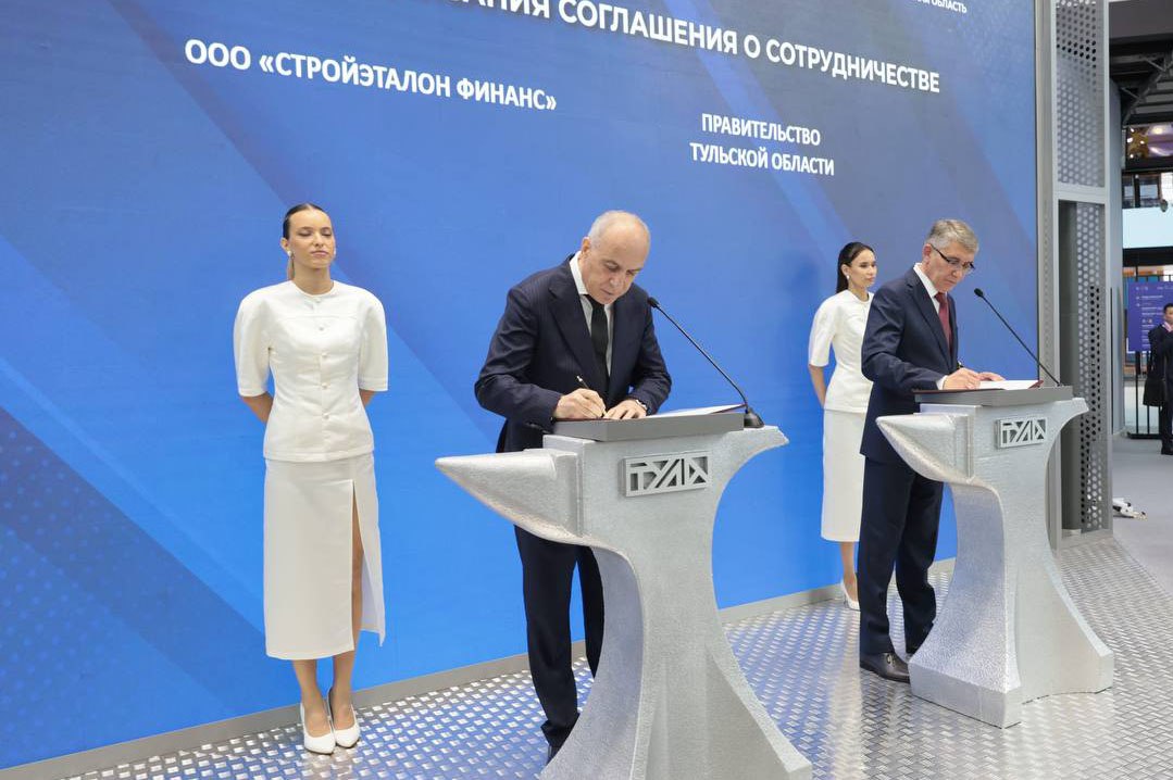 ПМЭФ-2025: AZIMUT Hotels расширяет сотрудничество с Тульской областью 19 июня на XXVIII Петербургском международном экономическом форуме ПМЭФ Губернатор Дмитрий Миляев и учредитель компании «СтройЭталон Финанс» Грачя Багдасарян подписали соглашение о сотрудничестве. Согласно документу, в Ясногорском районе планируется построить туристический комплекс «Азимут» парк-отель «Ясногорье» 4 . Инвестиции в проект составят порядка 1,5 млрд рублей. Планируется создать более 160 рабочих мест. «Развитие современной комфортной туристической инфраструктуры региона – одна из наших основных задач. Гостиничные комплексы становятся не только местом для проживания, но и культурными центрами, где гости могут познакомиться с историей региона, страны. Новый отель станет ярким примером современного туристического объекта, отвечающего высоким стандартам комфорта и сервиса», - подчеркнул Дмитрий Миляев. Губернатор подчеркнул, что подписанное сегодня соглашение будет способствовать социально-экономическому развитию Ясногорска. По словам главы региона, благодаря таким проектам возникает интерес к регионам и развивается внутренний туризм. Грачя Багдасарян поблагодарил Дмитрия Миляева за поддержку компании. «Мы покажем и докажем, что в Тульской области умеют делать качественные круглогодичные туристические проекты, которые понравятся жителям и гостям региона», - сказал Грачя Багдасарян. Правительство Тульской области окажет компании необходимое содействие в реализации проекта.