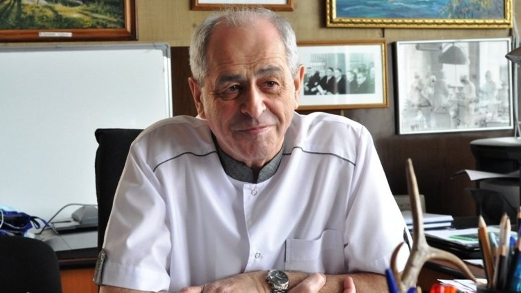 Выдающийся хирург и Почётный гражданин Алтайского края Яков Шойхет отмечает 85 летие Яков Нахманович родился в 1940 году на Украине в семье медиков В 17 лет поступил на лечебный факультет Алтайского мединститута после учёбы начал преподавать в вузе В 34 года благодаря блестящему решению сложнейшего клинического случая он возглавил кафедру факультетской хирургии став самым молодым завкафедрой в истории института В центре его научных интересов были проблемы торакальной хирургии пульмонологии и гепатологии Благодаря Якову Нахмановичу родилась Семипалатинская программа направленная на борьбу с последствиями испытаний на Семипалатинском ядерном полигоне На средства программы были построены десятки жизненно важных объектов по всему краю краевой диагностический центр краевой онкологический диспансер больницы поликлиники школы водопроводы Яков Нахманович член корреспондент РАН автор более 1500 научных работ Под его руководством подготовлены 87 кандидатов и 36 докторов наук Он занимал пост сенатора в Совете Федерации был депутатом АКЗС и вице губернатором региона В 2009 году Якову Шойхету присвоили звание Почетный гражданин Алтайского края