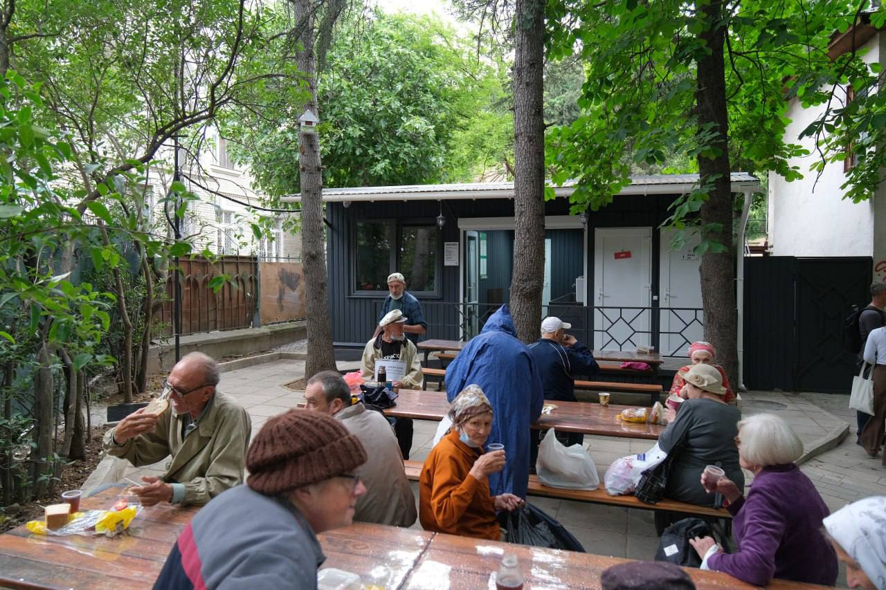 В Ялте открылся пункт социальной помощи Современное модульное здание установлено в сквере на улице Ломоносова, 27 в Ялте. Для людей, оказавшихся в сложной жизненной ситуации, в пункте оборудованы душевые, туалеты и умывальники на шесть человек. Здесь также расположен кабинет юриста и психолога, где можно получить бесплатную юридическую и психологическую помощь. Тем же, кто готов изменить свою жизнь, предлагают обустроиться в Центре поддержки «Переправа». Рядом оборудована площадка для раздачи горячего питания. Кормление нуждающихся организовано Русской православной церковью совместно с волонтёрами «Переправы» и проводится ежедневно с 14:00 до 15:00, кроме воскресенья. МЕДИАЯЛТА Подпишись