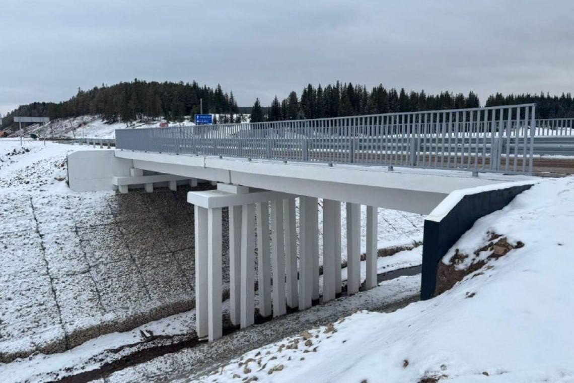 В этом месяце дорожники планируют завершить ремонт автодороги Умнас в Якутии   В первой декаде декабря дорожники намерены завершить ремонт 12 5 км дороги Умнас в Хангаласском районе   Семнадцатый по счету объект станет завершающим в текущем дорожно строительном сезоне   Всего в текущем году по нацпроекту Инфраструктура для жизни инициированному президентом РФ в республике приведены в нормативное состояние 96 км автомобильных дорог регионального значения и 249 погонных метров мостовых переходов ulusmedia Читайте нас в MAX