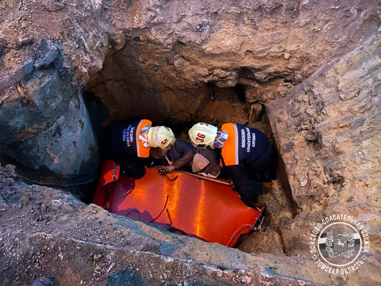 В Томске пожилая женщина упала в котлован и не смогла самостоятельно выбраться   Прибыв на место, спасатели Томской областной поисково-спасательной службы ПСО "Центральный" произвели осмотр места происшествия, извлекли пострадавшую из котлована при помощи рулонных носилок, лестницы и альпинистской верёвки и передали её сотрудникам скорой медицинской помощи.