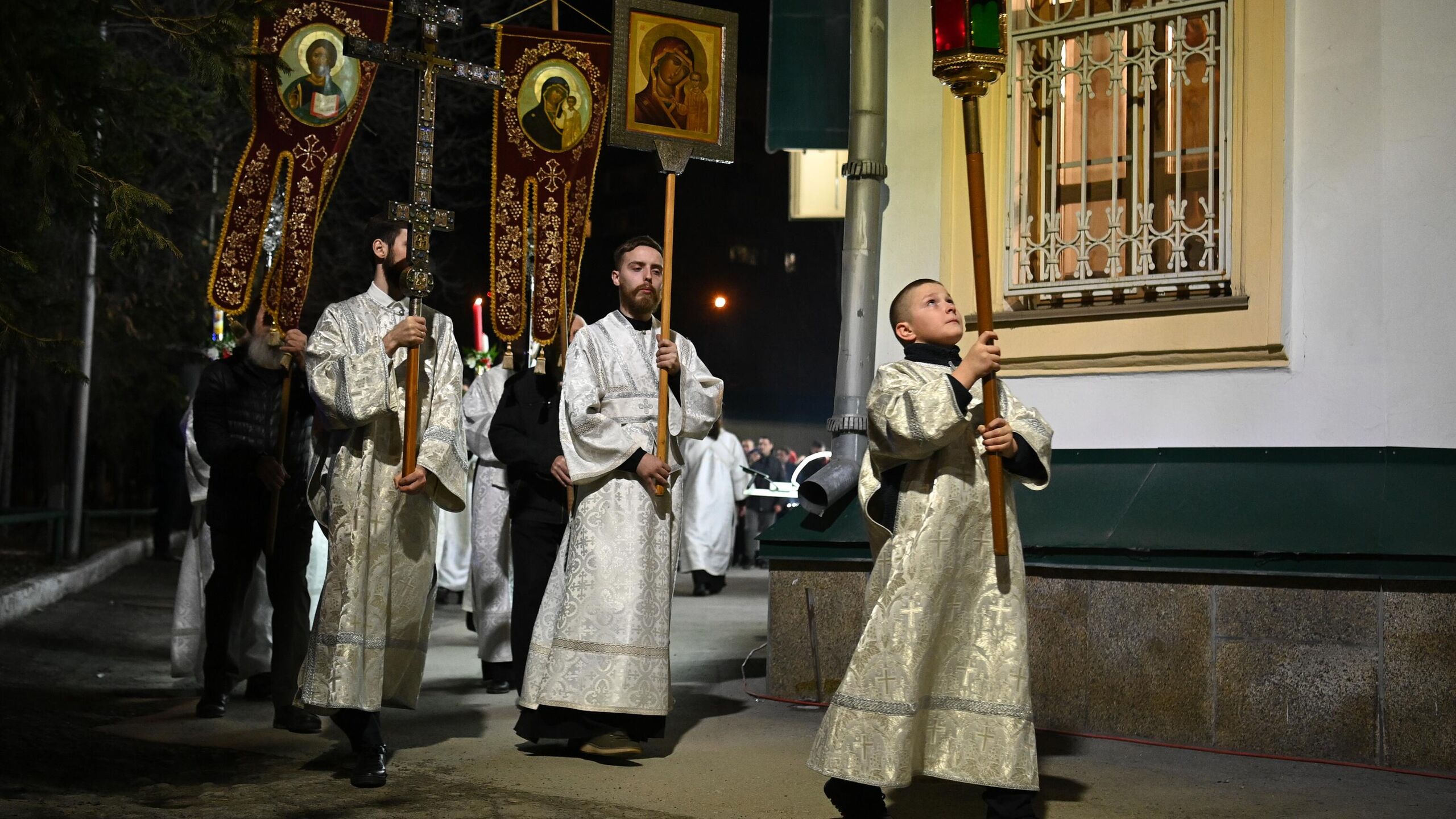 Сретение Господне один из важнейших праздников православного календаря который отмечается на 40 день после Рождества В 2026 году верующие празднуют Сретение в воскресенье 15 февраля В этот день вспоминают события описанные в Евангелии от Луки встречу праведного старца Симеона с младенцем Иисусом в Иерусалимском храме Дева Мария и праведный Иосиф Обручник принесли младенца Христа в храм чтобы совершить благодарственную жертву Богу У праздника есть и народное значение встреча зимы с весной первые признаки пробуждения природы и приближающейся оттепели В нашей коллекции собраны разнообразные открытки и картинки с поздравлениями со Сретением Господним традиционные варианты с религиозными сюжетами а также иллюстрации символизирующие пробуждение природы Скачать и отправить открытки и красивые картинки в цифровом формате можно бесплатно Красивые классические открытки со Сретением Господним