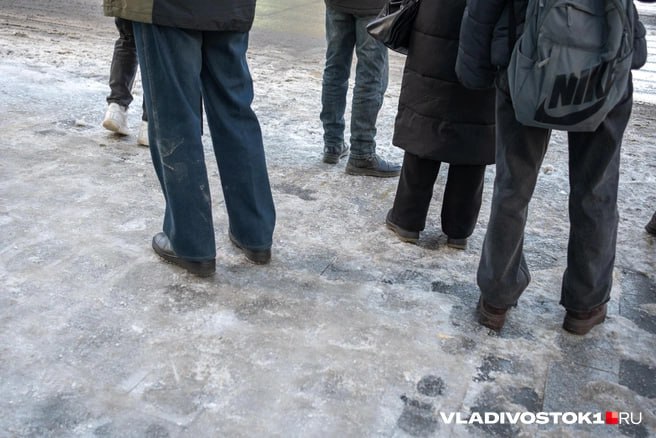 На фоне массовых жалоб горожан мэрия Владивостока озвучила сроки борьбы с наледью однако эти заявления лишь усилили раздражение жителей В муниципальном центре управления сообщили что в первую очередь дорожные службы заняты проезжей частью и маршрутами общественного транспорта а до остального руки дойдут позже Первостепенно выполняются работы по уборке и вывозу снега с дорог общего пользования маршрутов общественного транспорта и подъездных путей к социально значимым объектам На данных участках улично дорожной сети работы по расчистке снега проведут в течение одного двух дней заявили в МЦУ Владивостока предложив сообщать о проблемных местах в ЕДДС по телефону 222 23 33 Власти Владивостока тоже поделились информацией о состоянии пешеходных зон в городе Они сообщили что сегодня днём особое внимание уделили уборке тротуаров остановочных площадок подземных переходов и виадуков Всего в работах на городских улицах задействовали 109 единиц специальной техники и 207 сотрудников В администрации города рассказали что работы проводятся во всех районах Большинство тротуаров обрабатывают сухим реагентом Бионорд который имеет белый цвет и поэтому не всегда заметен для горожан На тротуарах может оставаться шуга смесь ледяных кристаллов снега воды и реагентов предупредили в мэрии Однако услышав эти сроки многие горожане с горькой иронией заметили при таких темпах солнце справится с гололёдом быстрее коммунальных служб Тем более что синоптики радовать не спешат Глава Примгидромета Борис Кубай предупредил ледяной флешмоб в городе рискует затянуться Вслед за прошедшим атмосферным фронтом на территорию Приморского края начала поступать холодная воздушная масса арктического происхождения Сегодня утром температура воздуха понизилась до 12 C 26 и 27 декабря температура в нижней тропосфере опустится до 24 C сообщили в Примгидромете Пешеходы Владивостока оказались в ледяном плену при общей дорожной обстановке в городе не более четырех баллов даже в часы пик с самого утра 24 декабря Тротуары дворы лестницы остановки и пешеходные маршруты стали единым зеркальным полотном скользким опасным и беспощадным не в пример мокрому грязному но все же почищенному асфальту рядом Больше информации о происшествиях в городе можно почитать на нашем сайте VLADIVOSTOK1 RU Подписаться