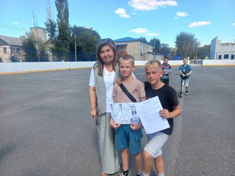 В Ершове проведен межведомственный рейд по тематике безопасности несовершеннолетних участников дорожного движения От ОМВД России по Ершовскому району в рейдовых мероприятиях участвовала старший инспектор группы по делам несовершеннолетних майор полиции Елена Пильгун. Вместе с представителями КДНиЗП администрации Ершовского района Алией Умерзаевой и Надеждой Рудских представитель полиции побывала в местах пребывания несовершеннолетних на детских спортивных площадках и в зонах отдыха города Ершова. Главной целью мероприятия было доведение до сведения подростков и их родителей информации о соблюдении мер безопасности на дорогах города, в том числе об ответственности за управление несовершеннолетними транспортными средствами индивидуальной мобильности, мопедами и мотоциклами. Были проведены профилактические беседы о правилах безопасного управления велосипедами и самокатами. При этом вручены памятки разъясняющие Правила дорожного движения, а также ответственность несовершеннолетних водителей и их законных представителей, предусмотренную законодательством РФ за нарушение ПДД. Несовершеннолетним разъяснили правила безопасного поведения в летний период, в том числе на открытых водоемах, о запрете купания в городских фонтанах и ответственности за совершение данных действий.