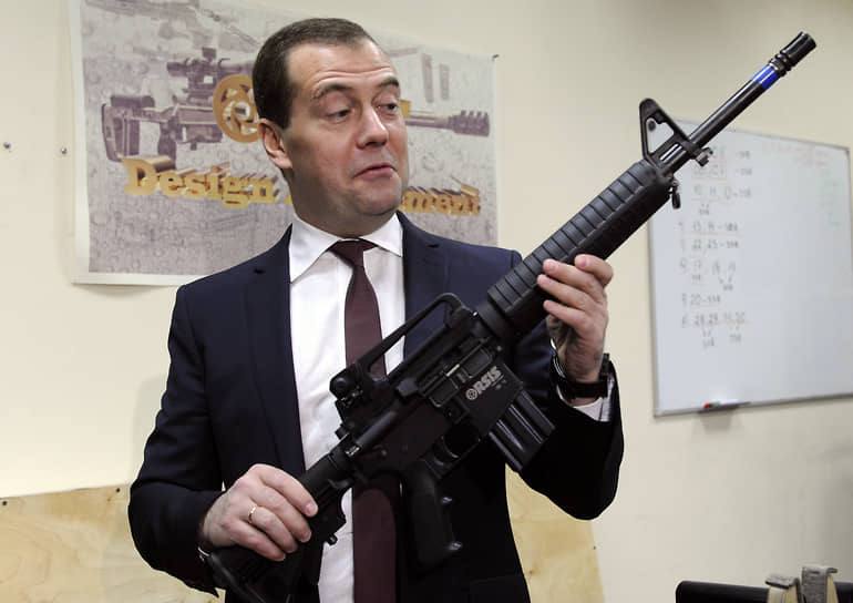 Медведев призвал начать денацификацию по всей Европе.