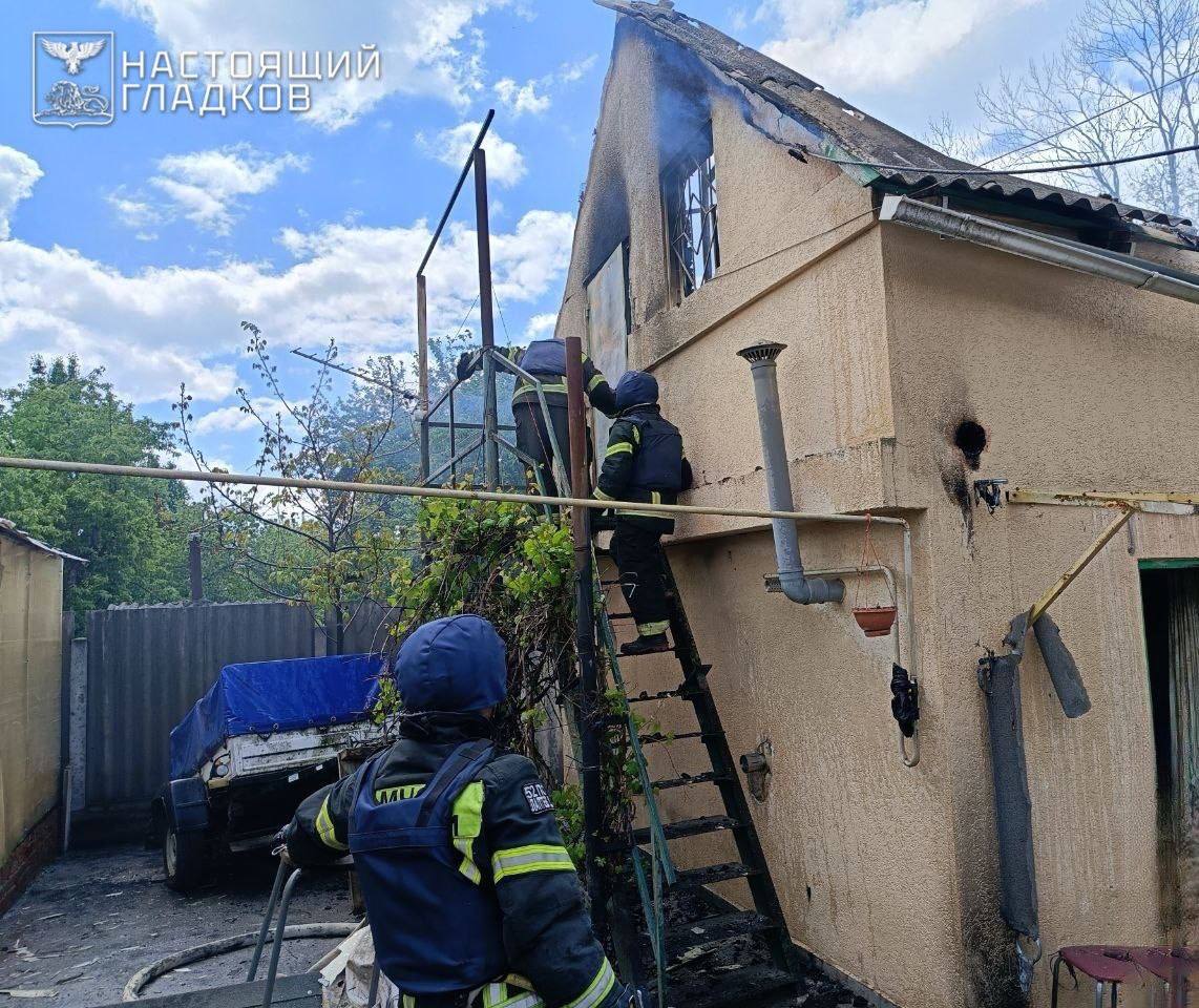 Атаки со стороны ВСУ не прекращаются. В селе Новая Таволжанка Шебекинского округа от детонации дрона четверо бойцов подразделения «Орлан» получили ранения. У женщины и троих мужчин диагностировали баротравмы. Бригады СМП доставляют пострадавших в городскую больницу №2 г. Белгорода. В посёлке Шамино Шебекинского округа дрон сдетонировал на территории частного домовладения, загорелся гараж — сотрудниками МЧС возгорание ликвидировано. В доме повреждены фасад и остекление. В селе Муром от удара FPV-дрона повреждено административное здание сельхозпредприятия. В посёлке Хотмыжск Грайворонского округа в результате сброса взрывного устройства с беспилотника в одном частном доме выбиты окна, посечены фасад и забор. Также повреждён легковой автомобиль. В другом доме повреждено остекление. В селе Новостроевка-Первая от детонации дрона повреждено здание социального объекта. В Белгородском районе в селе Ближнее FPV-дрон атаковал частный дом — пробита кровля и выбиты окна. Кроме того, повреждена ГАЗель. В селе Бочковка дрон ударил по фермерскому хозяйству, произошло возгорание — пожар потушен. В здании повреждены фасад, крыша, а также посечён осколками легковой автомобиль. В селе Бессоновка FPV-дрон сдетонировал рядом с социальным объектом — повреждены три припаркованных автомобиля. В селе Тишанка Волоконовского района с беспилотника сброшено взрывное устройство — повреждены частный дом и надворная постройка. В хуторе Екатериновка дрон сдетонировал рядом с частным домом — посечён забор. Информация о последствиях уточняется.