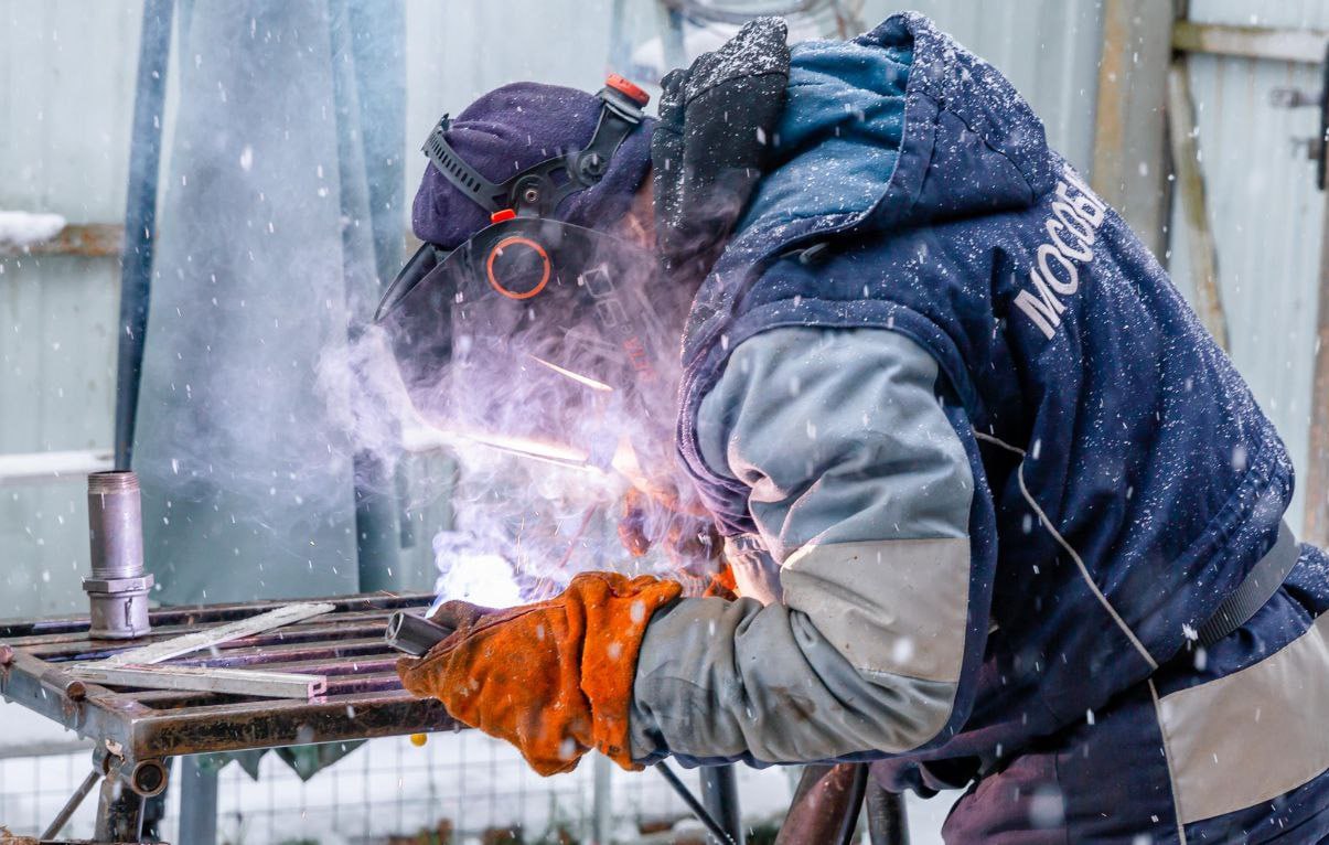 Еще 5 0 населенных пунктов Подмосковья подключены к газу в 2025 м В рамках губернаторской программы Развитие газификации до 2035 года в регионе продолжается подключение сел и деревень к газоснабжению После прокладки межпоселковых сетей жители могут подавать заявки на технологическое присоединение домов ℹ Для включения в программу важно соответствие двум основным критериям в населенном пункте должно быть прописано не менее 30 человек а предельный лимит затрат на одного жителя не должен превышать 450 тыс рублей Строительные работы в настоящее время продолжаются в 7 округах Подать заявку и посмотреть список включенных в программу сел и деревень можно на сайте Мособлгаза В общей сложности в текущем году планируется газифицировать 70 населенных пунктов Газ получат 9 3 тыс жителей Подмосковье