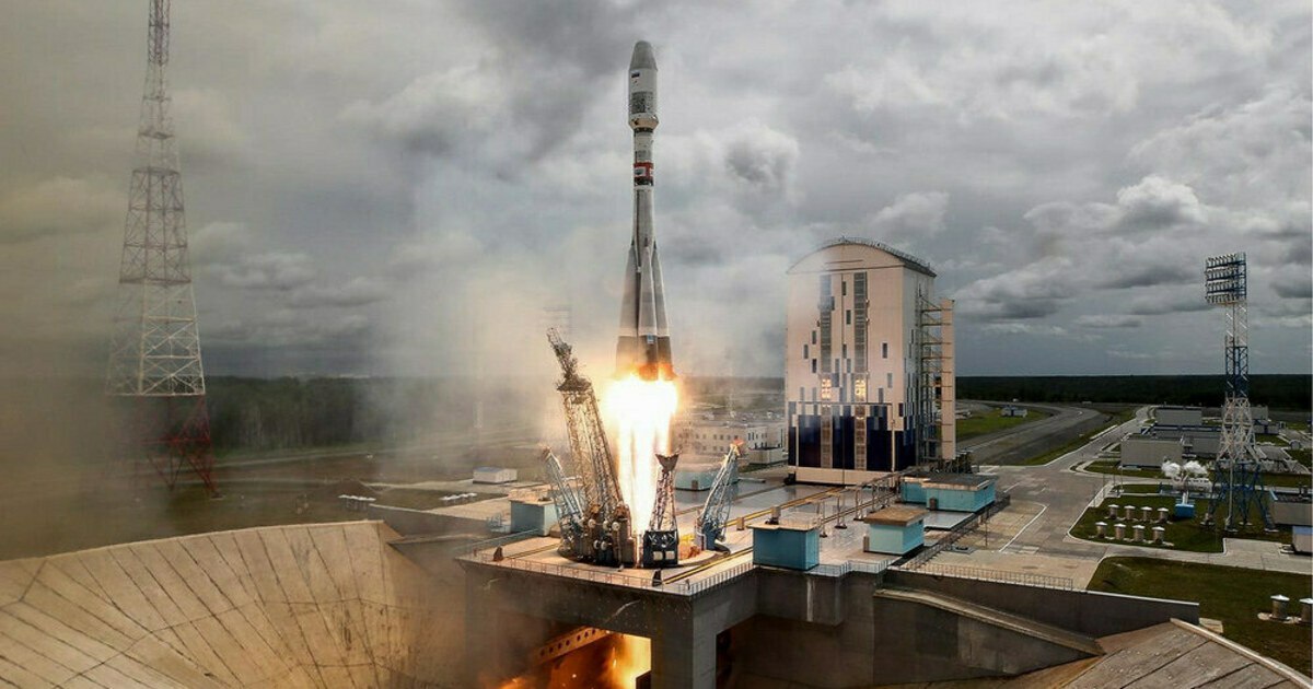 Долги в иллюминаторе видны энергетики обесточили часть объектов на космодроме Восточный Энергетики отключили от сети объекты площадки стартового комплекса Ангара космодрома Восточный в Амурской области Генеральный подрядчик накопил 51 млн рублей долгов за свет Сообщает пресс служба ПАО Дальневосточная энергетическая компания ДЭК в среду 5 ноября Под ограничения попали объекты строительной компании используемые подрядчиком на площадке стартового комплекса КРС Ангара Кроме ограничительных санкций введённых на объекты должника ДЭК планирует обратиться в суд с заявлением о признании ООО ПСО Казань несостоятельным банкротом говорится в сообщении Энергетики отметили что строители нарушили график платежей и игнорируют все просьбы Ежемесячно объекты потребляют электричества на почти 4 млн рублей До мая 2024 года задолженность составляла в среднем 1 2 месяца