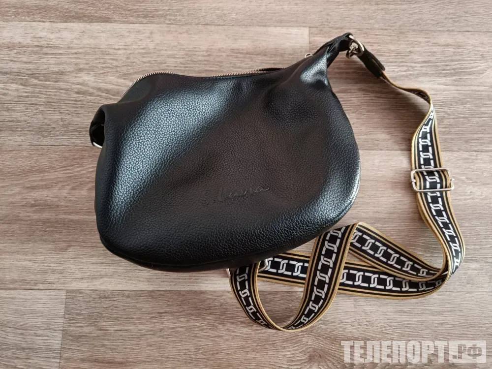 Золото в дамской сумке пытались незаконно вывезти из России Драгоценный металл найден у иностранной гражданки на таможне Амурской области Иностранка обвиняется в попытке незаконного вывоза золота в крупном размере Обвинительное заключение по уголовному делу утвердил прокурор Амурской области Роман Пантелеев Обвиняемая незаконно приобрела у неизвестного 14 металлических слитков и металлическую стружку с содержанием золота более 350 грамм Женщина спрятала драгоценный металл в сумку и направилась на таможню При пограничном досмотре груз был найден и изъят Это произошло в сентябре 2025 года Стоимость найденного золота составил более 3 5 миллионов рублей За совершение преступления по ч 1 ст 226 1 УК РФ контрабанда стратегически важных товаров в крупном размере обвиняемой грозит до пяти лет лишения свободы и по ч 4 ст 191 УК РФ совершение сделки связанной с драгоценными металлами в нарушение правил установленных законодательством Российской Федерации а равно незаконное хранение драгоценных металлов в крупном размере может быть назначено максимальное наказание в виде лишения свободы на срок до пяти лет со штрафом до 500 тысяч рублей ТЕЛЕПОРТ РФ здесь все об Амурской области  Мы в МАХ  Написать нам