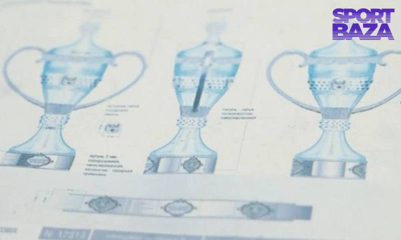 Грустные новости для финалистов Кубка России по футболу. Трофей лопнул при производстве. По данным Sport Baza, хрустальный кубок, который должны были вручить победителю матча ЦСКА — «Ростов», был разбит на заводе за несколько дней до того, как его должны были передать в РФС. По словам источников, он раскололся на несколько частей, и теперь его приходится переделывать. Сначала кубок обещали отдать сотрудникам футбольного союза 19-го числа, но теперь сроки перенесены на 23-е. Однако источники сомневаются, что компания успеет переделать трофей до этой даты. К слову, именно по этой причине в соцсетях Кубка нет никаких публикаций с фотографиями трофея, которые были все прошлые годы. К слову, если раньше трофей производился на заводе «Русский хрусталь», то в этом году РФС не понравился их эскиз и сотрудники футбольного союза выбрали другого подрядчика для производства трофея. Сам суперфинал Кубка состоится 1 июня в «Лужниках». Подписывайтесь, это Sport Baza