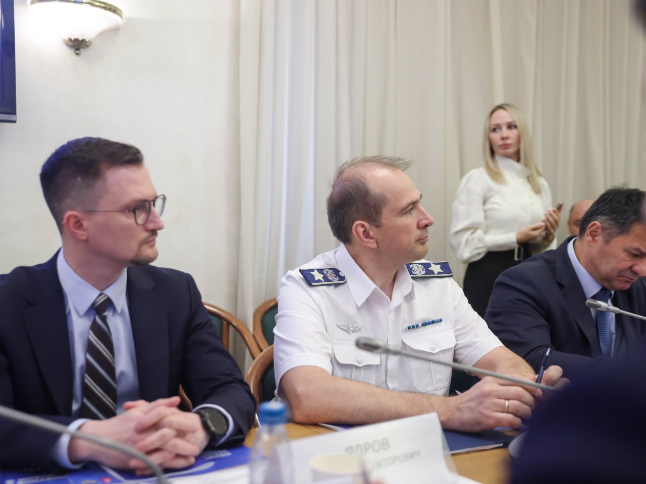 В Госдуме обсудили развитие транспортного образования и науки В расширенном заседании Комитета Госдумы по транспорту и развитию транспортной инфраструктуры приняли участие руководитель Росжелдора Александр Сахаров и ректоры железнодорожных вузов. Заместитель Министра транспорта Константин Пашков отметил, отраслевая система кадрового обеспечения удовлетворяет потребности рынка. Ректор Иркутского государственного университета путей сообщения Юрий Трофимов обратил внимание депутатов на актуальные вопросы деятельности транспортных вузов. В частности, речь шла о целевом финансировании цифровизации, обновления тренажерного и учебно-лабораторного оборудования и капитальных ремонтов. !