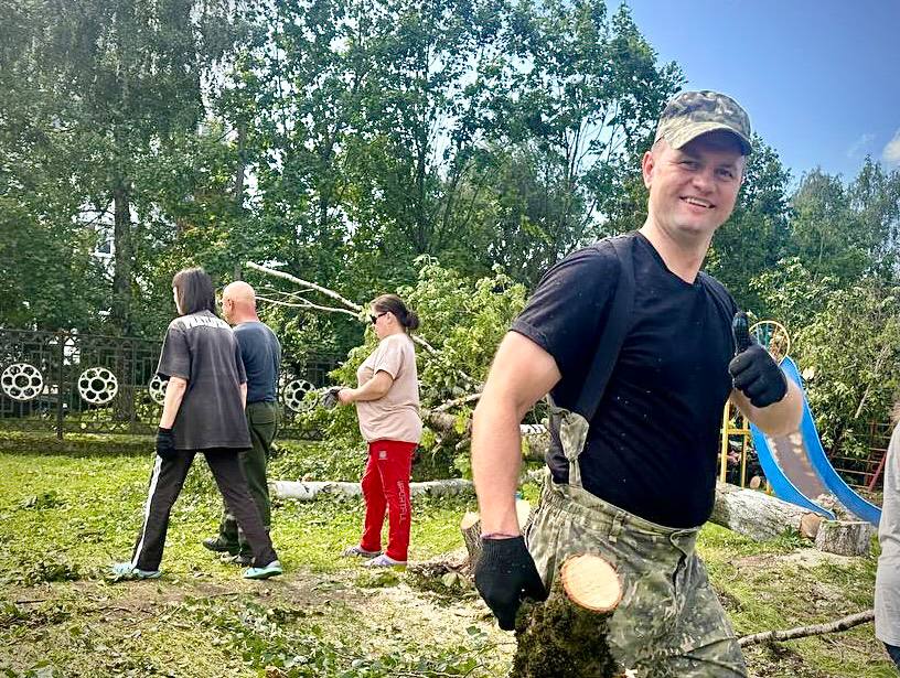 Помощь — рядом! #мвд #мы_всегда_рядом В Могилёве сотрудники подразделений Департамента охраны МВД оказывают помощь учреждениям образования в устранении последствий урагана, который обрушился на областной центр в ночь на 10 июля. К слову, охрановцы трудятся плечом к плечу с председателем горисполкома Сергеем Чертковым. Представители Ленинского отдела и областного управления охраны работают с мэром в дошкольном центре развития ребёнка № 4, Октябрьского отдела ДО — помогают в локализации завалов детскому саду № 79. Напомним: по указанию Министра внутренних дел Ивана Кубракова для ликвидации последствий непогоды на Могилёвщине, выделены военнослужащие внутренних войск МВД и сотрудники органов внутренних дел. Редакция МВД в Telegram