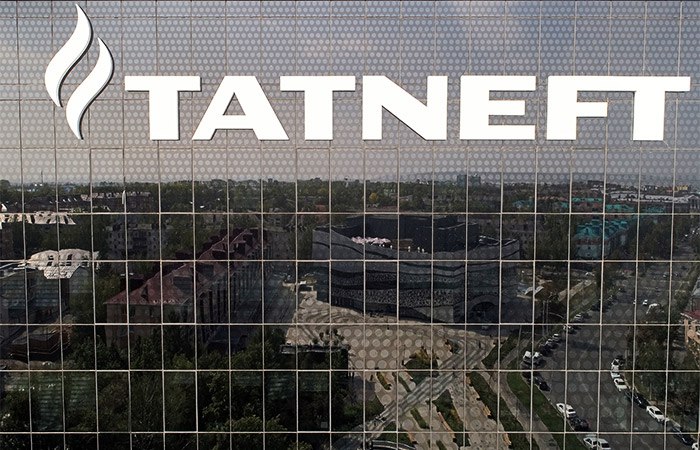 Акционеры "Татнефти" одобрили финальные дивиденды за 2024 год в 43,11 руб. на акцию Акционеры ПАО "Татнефть" на годовом собрании одобрили финальные дивиденды за 2024 год в размере 43,11 руб. на акцию, сообщил корреспондент "Интерфакса", присутствующий на собрании. Всего выплаты за 2024 год составят 98,7 рубля на акцию с учетом ранее выплаченных 55,59 руб./а. Это соответствует 75% прибыли по МСФО 306,14 млрд рублей и 91% прибыли по РСБУ 251,4 млрд рублей за 2024 год. Реестр лиц, имеющих право на получение дивидендов, закрывается 15 июня.