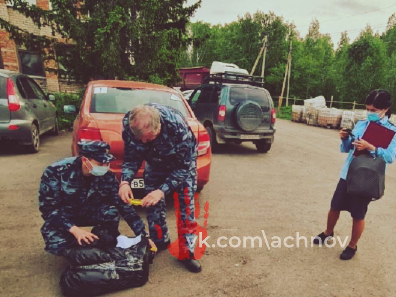 В Карталах у одного предпринимателя сожгли 22 кг товара Спалили партию сыра! И не просто так - товар оказался санкционным. А значит, его ввоз и реализация на территории Российской Федерации запрещены. Санкционку выявили сотрудники Карталинской транспортной прокуратуры совместно со специалистами Россельхознадзора и Челябинской таможни. В отношении предпринимателя возбуждено административное дело о несоблюдении запретов и ограничений на ввоз товаров в Российскую Федерацию.