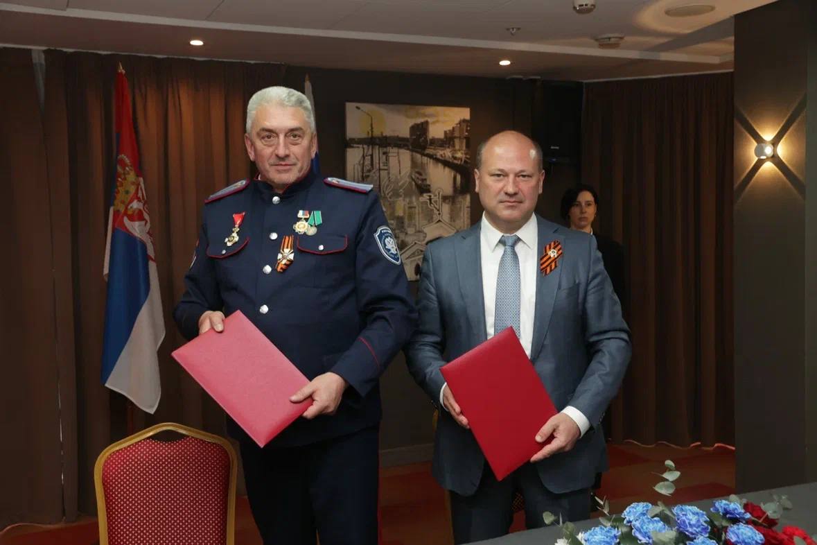 Еще один заграничный город стал для Ростова побратимом. Речь идет о сербском Чачаке. Соглашение о сотрудничестве подписали глава Ростова Александр Скрябин и советник мэра Чачака по вопросу взаимодействия с общественными организациями, председатель правления РОО «Союз сербских и донских казаков «Собрат» Братислав Тодорович. «Планируем развивать отношения в различных сферах: экономика, образование, культура, туризм, спорт и молодежная политика. Также особое внимание будет уделено взаимодействию по линии казачества», - говорит глава Ростова Александр Скрябин. Фото - администрация Ростова Подписаться Прислать новость