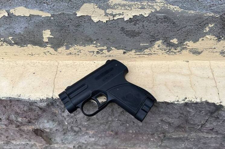 Охраннику дали два года условно за выстрелы в воздух во дворе школы Петербурга Ленинский районный суд Петербурга приговорил школьного охранника к двум годам лишения свободы условно с испытательным сроком 1 5 года за стрельбу в воздух во дворе учебного заведения Охранник ГБОУ СОШ 263 выстрелил в воздух из пневматического газобаллонного пистолета МР 654К не менее 5 раз во дворе 27 августа Мужчина признал вину и сообщил что стрелял без причины Петербуржец приобрел пистолет в интернете Его освободили из под стражи в зале суда GradSPb   Места СПб TodaySPb   Новости СПб