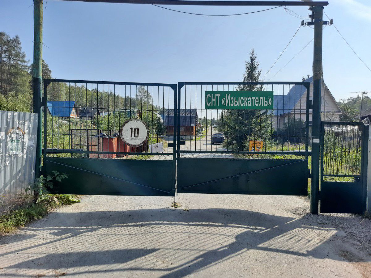 В Екатеринбурге на нужды СНТ выделят 13 миллионов рублей Занимательная арифметика от главы города. «В уральской столице расположено 662 СНТ садоводческих некоммерческих товариществ — прим. ред. <...> Ежегодно предоставляем финансовую помощь садоводческим товариществам. За последние 5 лет объем субсидий составил 41,4 миллиона рублей», — сообщается в канале Алексея Орлова. В этом году мэрия выделит на нужды СНТ ещё 13 миллионов рублей. Вопрос: сколько в среднем получит одно СНТ? Автор поста гуманитарий, у него очень мало получается. Орлов добавил, что деньги идут на самое необходимое – усиление противопожарной безопасности, ремонт дорог и сетей освещения. Такие территории, по словам мэра, становятся местом постоянного проживания всё большего количества горожан, основную часть садоводов составляют пожилые люди. Обновлено. Как позже нам пояснили в мэрии, порядок предоставления субсидий носит заявительный характер: «кто заявился, тот и получил средства». А сколько заявителей на 13 миллионов в этом году — мы пока не знаем Телеграм-канал Поддержать Подписаться Прислать новость 18+