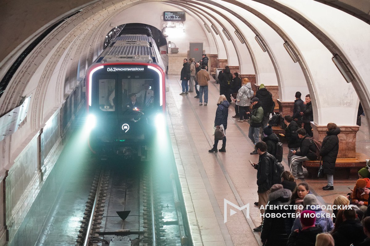 Тестирование первого поезда метро с элементами беспилотного управления начнется в Москве в 2025 году. Об этом сообщил Максим Ликсутов. Что еще рассказал заместитель мэра города по вопросам транспорта и промышленности:   по итогам этого года в столичной подземке запустят 280 вагонов «Москва-2024», 160 из них – на зеленой ветке;   второй беспилотный трамвай начнут тестировать в Москве в 2025 году;   за этот год пассажиры совершили 190 млн поездок на трамваях – это на 20% больше, чем за 2023-й;   запуск третьего этапа регулирования курьерских сервисов в столице намечен на 2025 год;   все турникеты московского метро до конца 2025 года оборудуют проходом по биометрии;   беспилотный трамвай будет застрахован в январе 2025 года по контракту с использованием цифрового рубля;   элементы цифровой навигации планируется внедрить на третьем участке Троицкой линии метро.    «Москва»